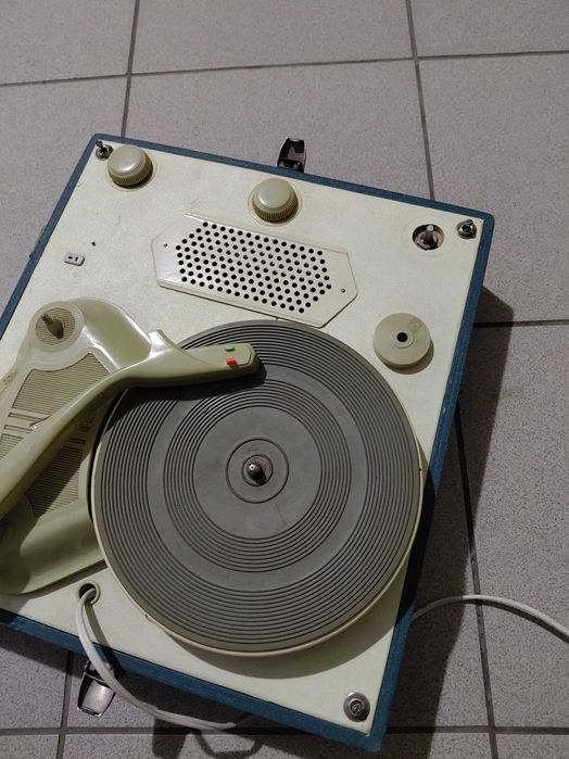 Sprzedam gramofon walizkowy PRL