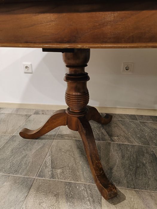 Mesa de madeira pé de galo