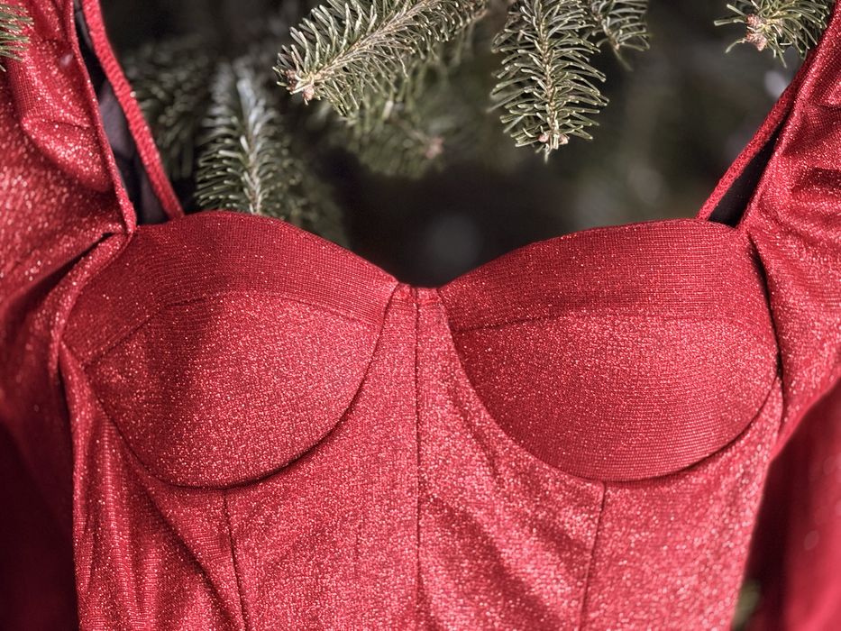 Червона сукня з чашечками коротка