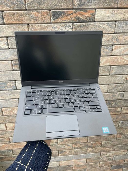 Ноутбук Dell Latitude 7300 i5 8/256 для роботи та навчання є кількість