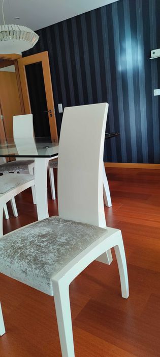 Cadeira de madeira e veludo