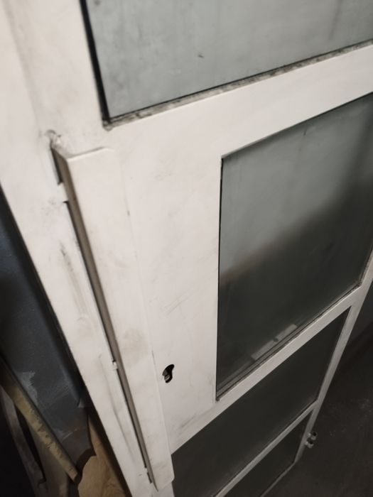 Portas e fixo em ferro e vidro.