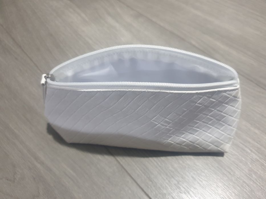 Biała kosmetyczka saszetka 18 cm kratka
