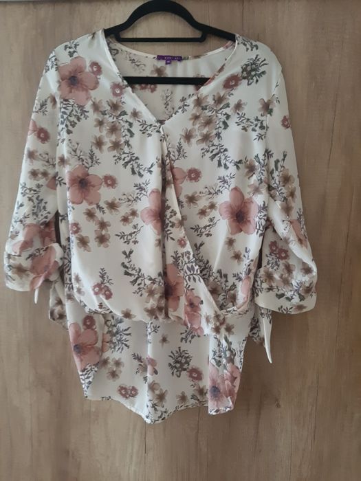 Damska bluzka w kwiaty XS