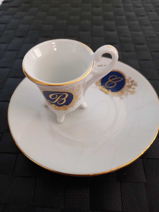 Conjunto de chávena e pires de porcelana