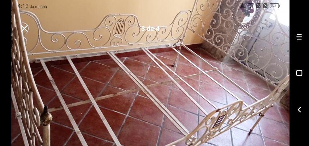 Cama de ferro antiga