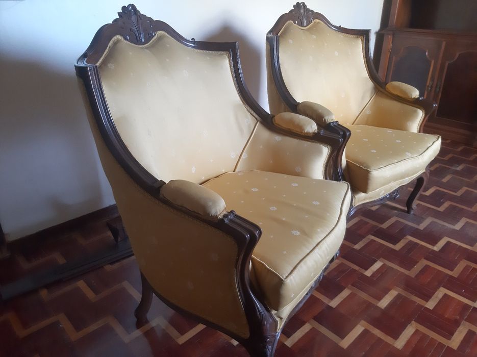 2  cadeiroes amarelos com entrega  a combinar