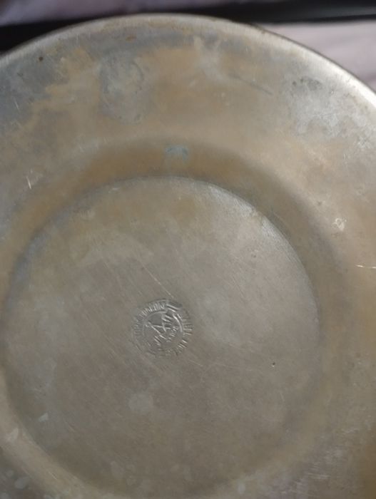 Stary czajnik z sygnaturą