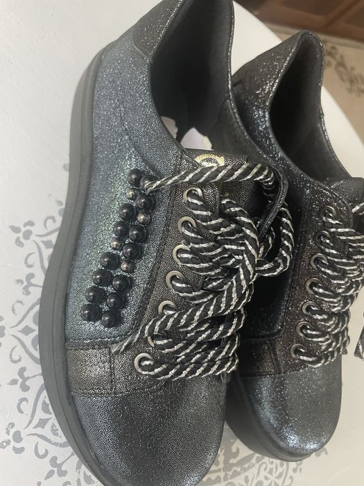 Черевики, туфлі, кросівки.