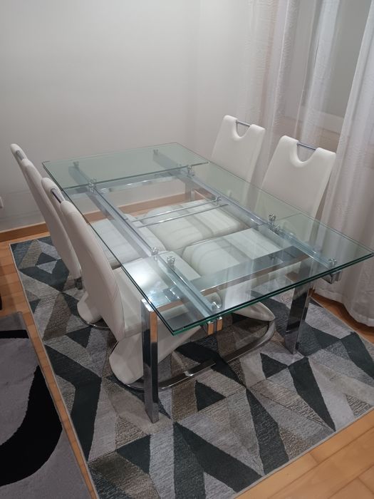 Mesa de sala jantar com cadeiras