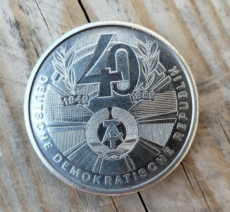 Zestaw ciekawych medali, plus moneta