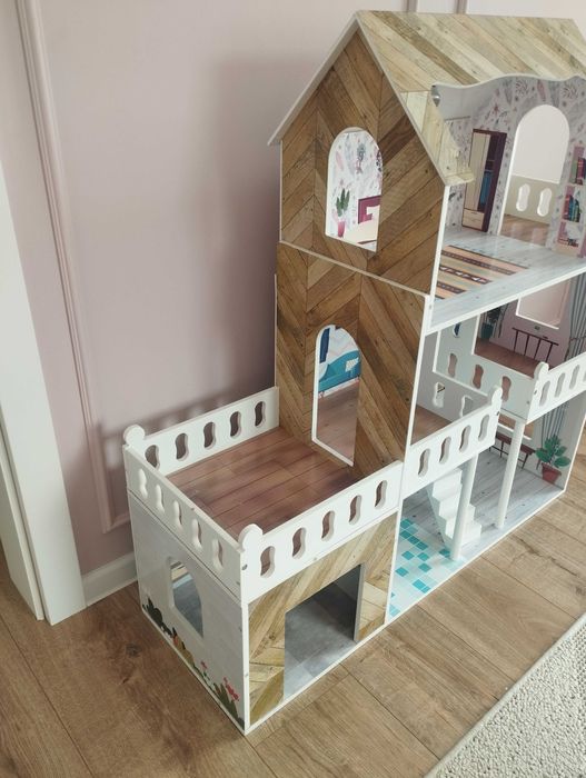 Drewniany domek dla lalek