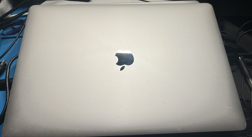 MacBook Pro 15” (2019) i7 / 16GB / 250GB SSD