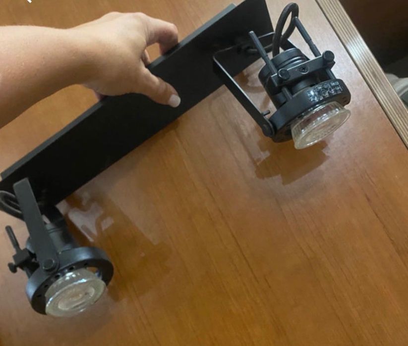 Candeeiro teto preto com focos direcionáveis