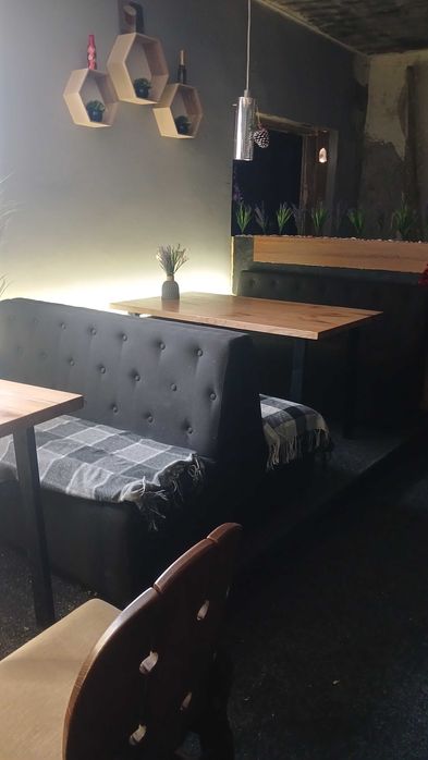 Дивани та столи у кафе