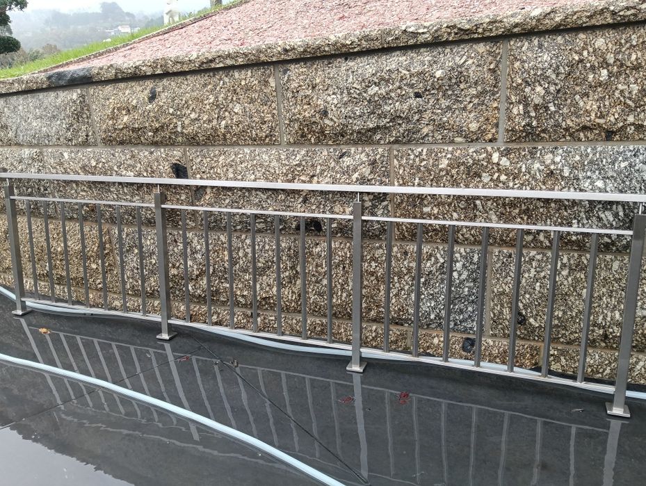 TRÊS Grades em inox em estado como novo