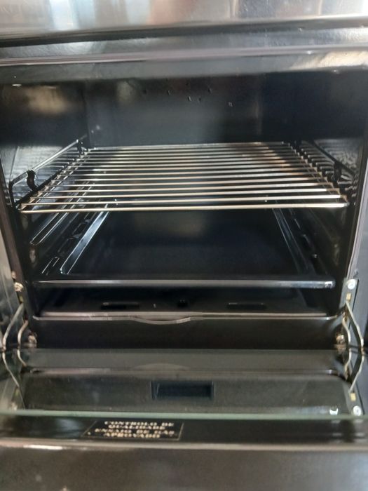Vendo fogão porta botijas, com 5 bocas e forno a gás.  Nunca usado