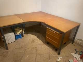 Secretaria de escritório com bloco de gavetas