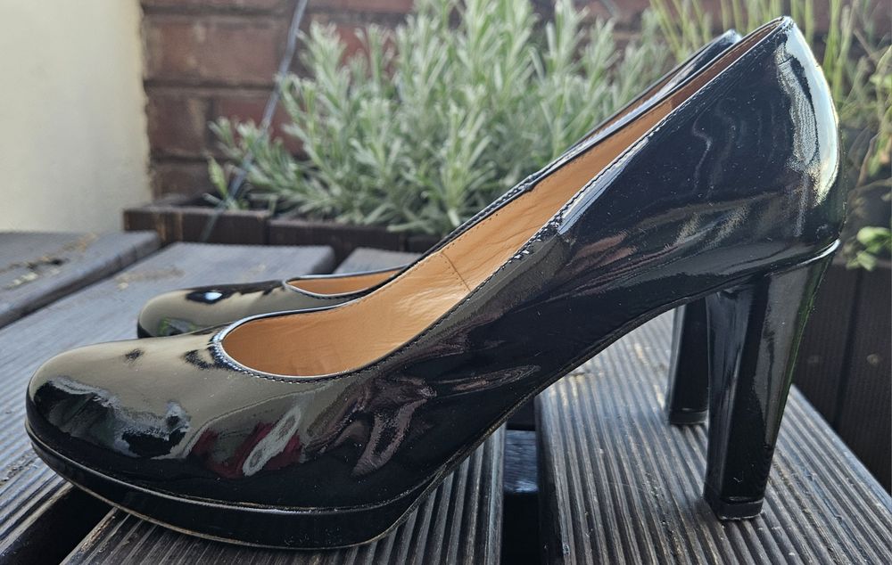 Eleganckie czarne szpilki Ferroni / Lakierowana skóra / Rozmiar 40