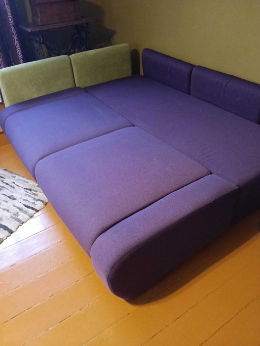 Piękna, rozkładana fioletowa sofa Path marki Puszman