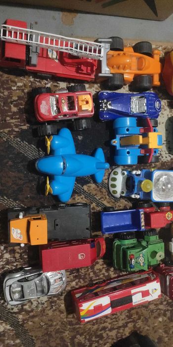 Продам 50 игрушечных машинок за 500 гр. Маленькие и большие.