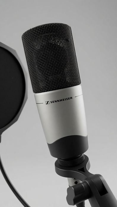Microfone voice-over Sennheiser MKH 416-P48U3 (Shotgun Condenser) e Suporte para partituras / Script (Music Stand)