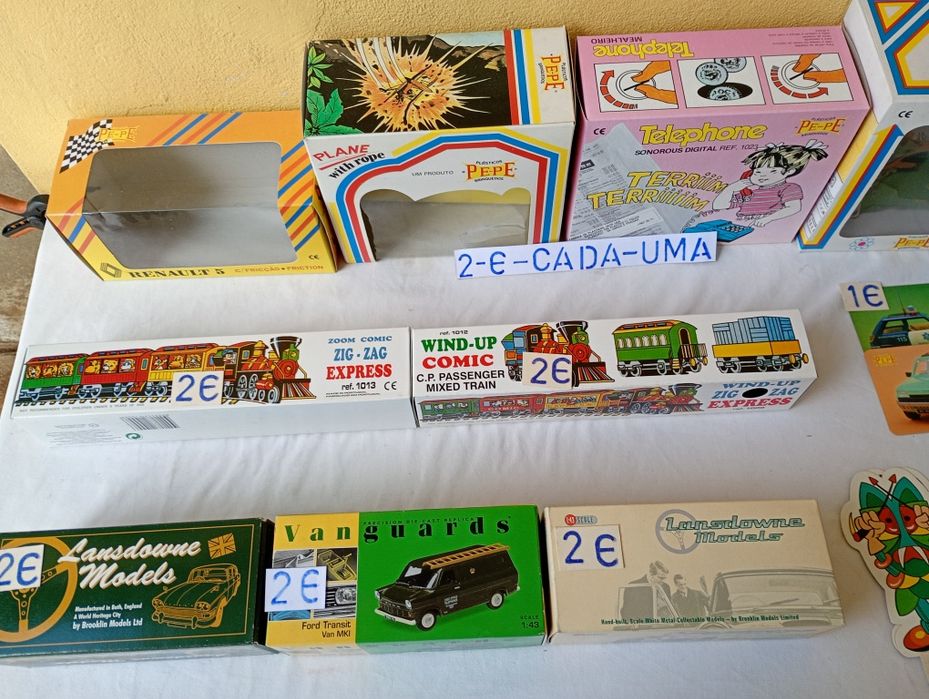 Várias embalagens de brinquedos antigos