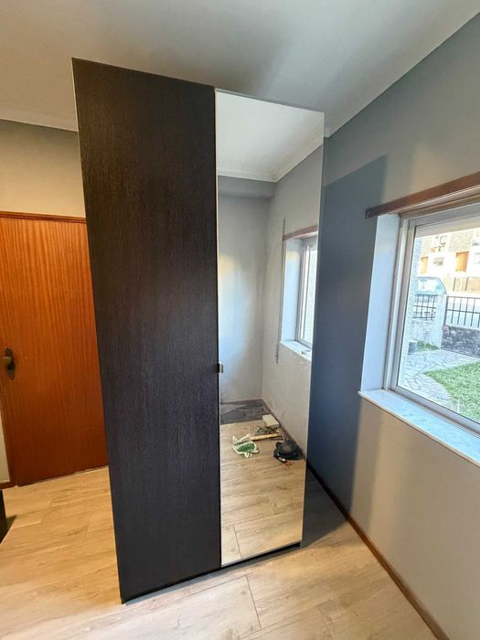 Roupeiro em madeira e com espelho exterior