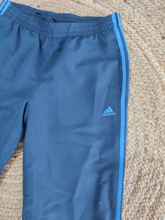 Granatowe spodnie 3/4 Adidas M  z niebieskimi paskami, klasyczne logo,