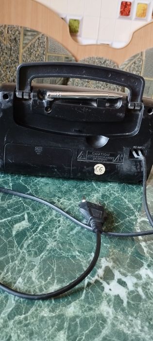 Радиоприемник с телескопической антенной.