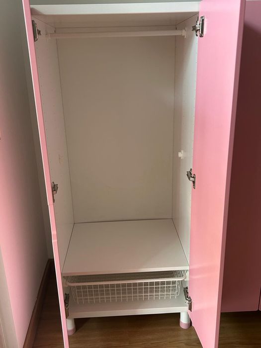 Armário de roupa rosa
