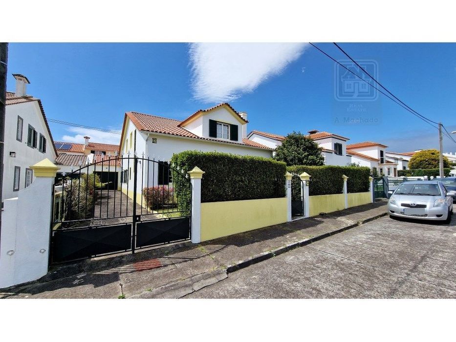 VENDA de MORADIA - VIVENDA T3+2 com Jardim e Garagem - Relva, Ponta...
