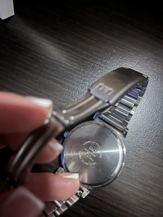 Годинник QQ сірого кольору