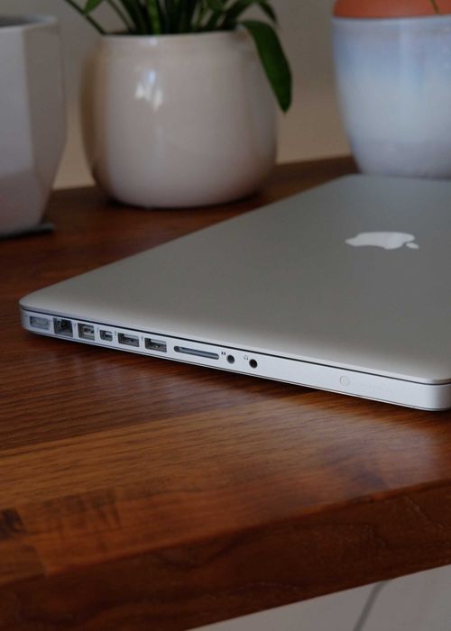 MacBook Pro 15'' Early 2011 / 2,2 GHz, Intel i7, SSD