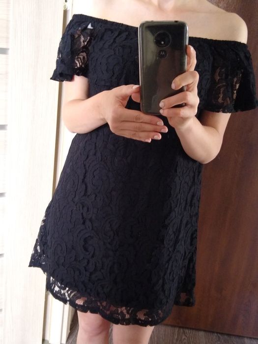 Czarna sukienka Reserved s hiszpanka