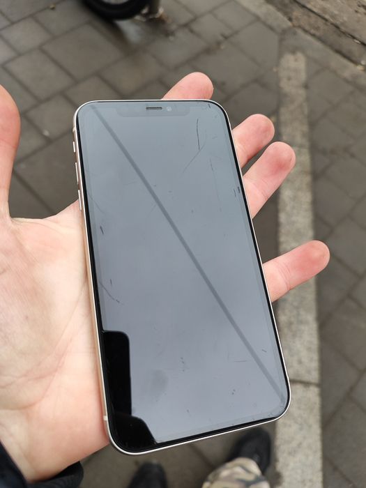 iPhone 11 stan dobry porysowany ekran