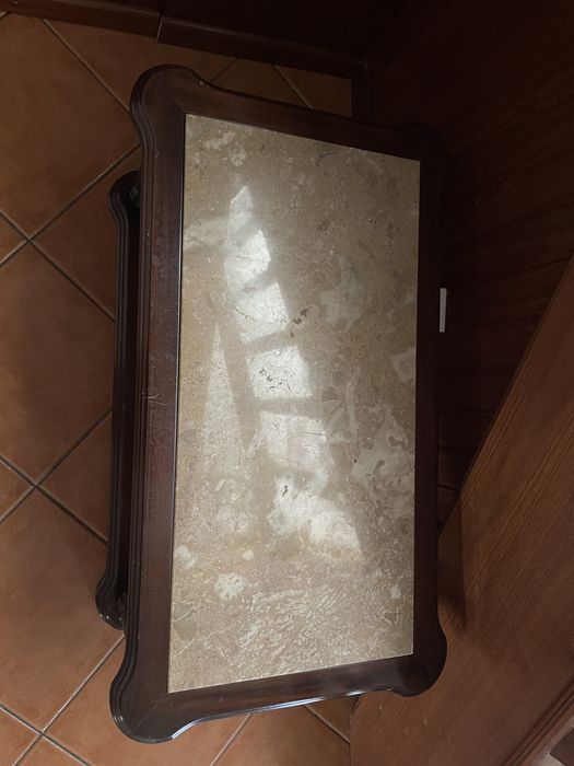 Mesa de centro em Madeira e tampo em mármore