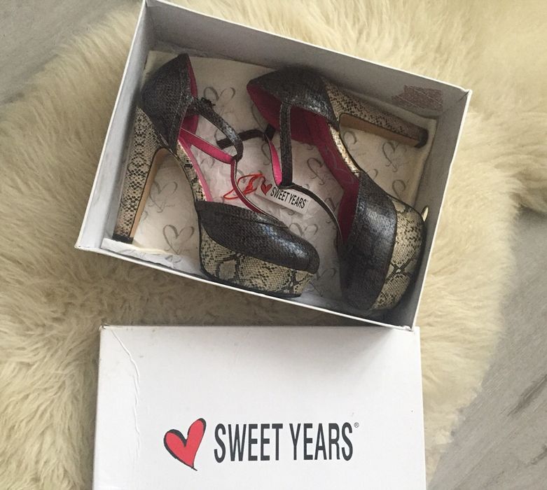 Туфли с закрытым носком серый питон Sweet Years