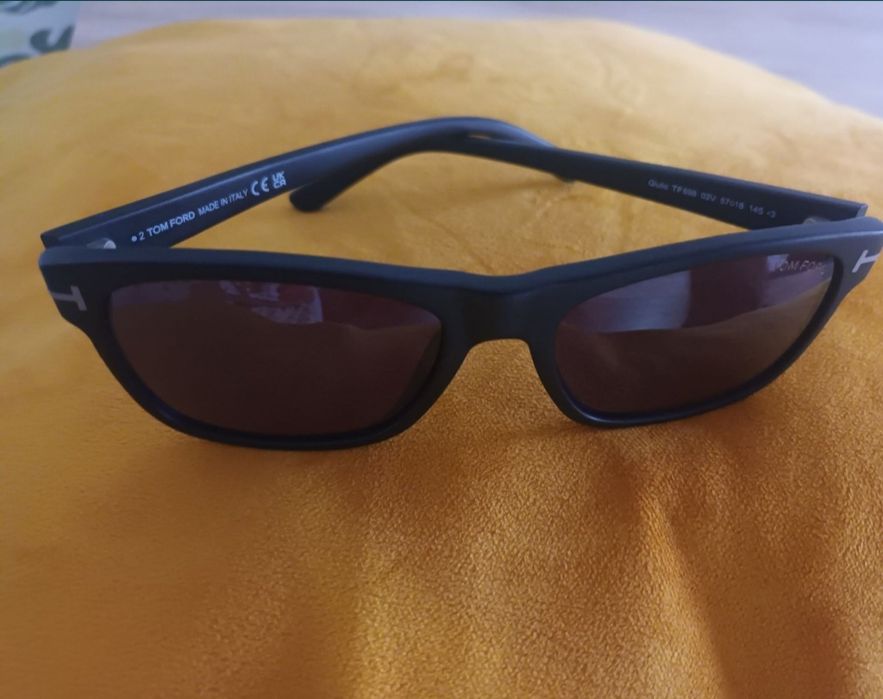 Vende-se oculos semi-novos originais da Tom Ford,sem marcas de uso.
