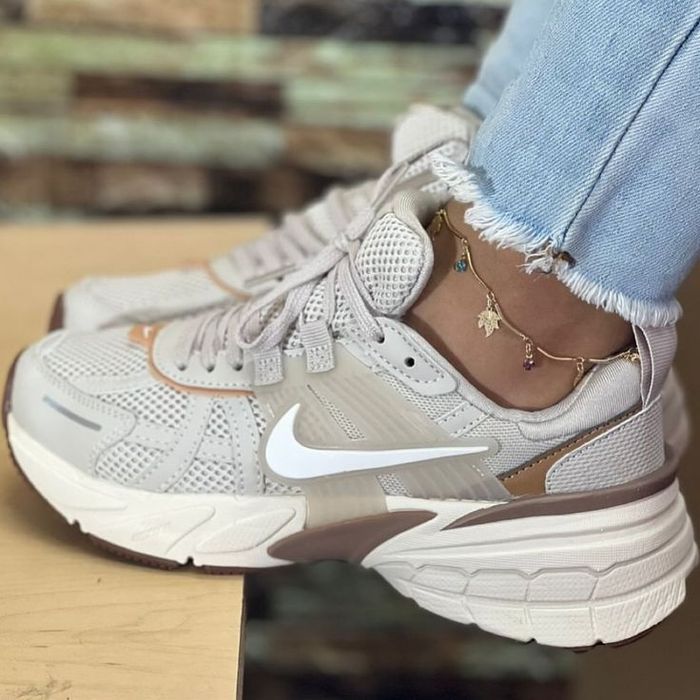 Nike Runtekk V2K Beige Brown трендові жіночі кросівки найк рантек в2к