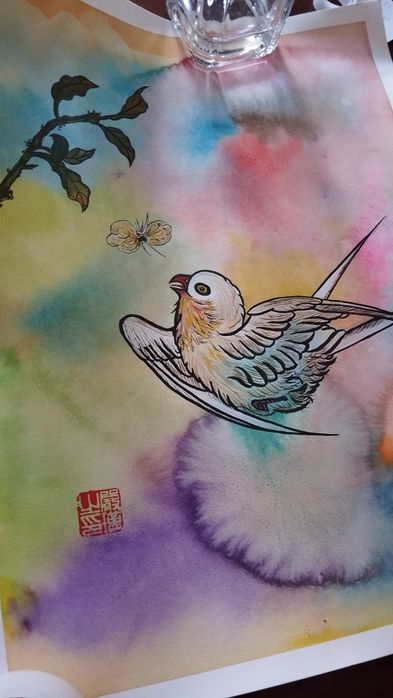 artystyczny rysunek lub projekt tatuażu przedstawiający stylizowanego ptaka,