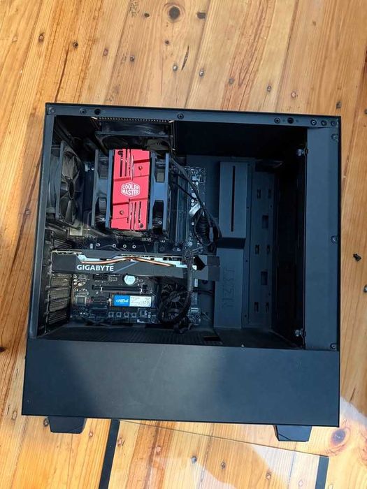 Computador fixo construido por partes