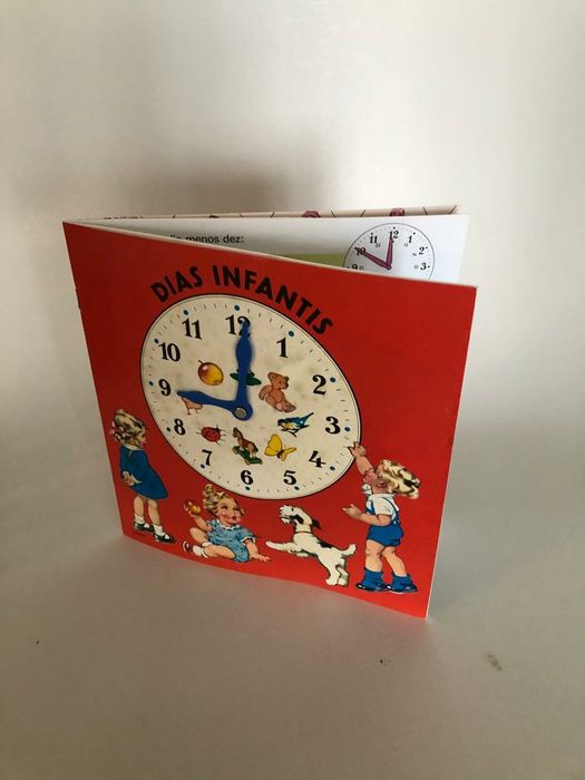 Livro infantil com relógio com ilustrações anos 50