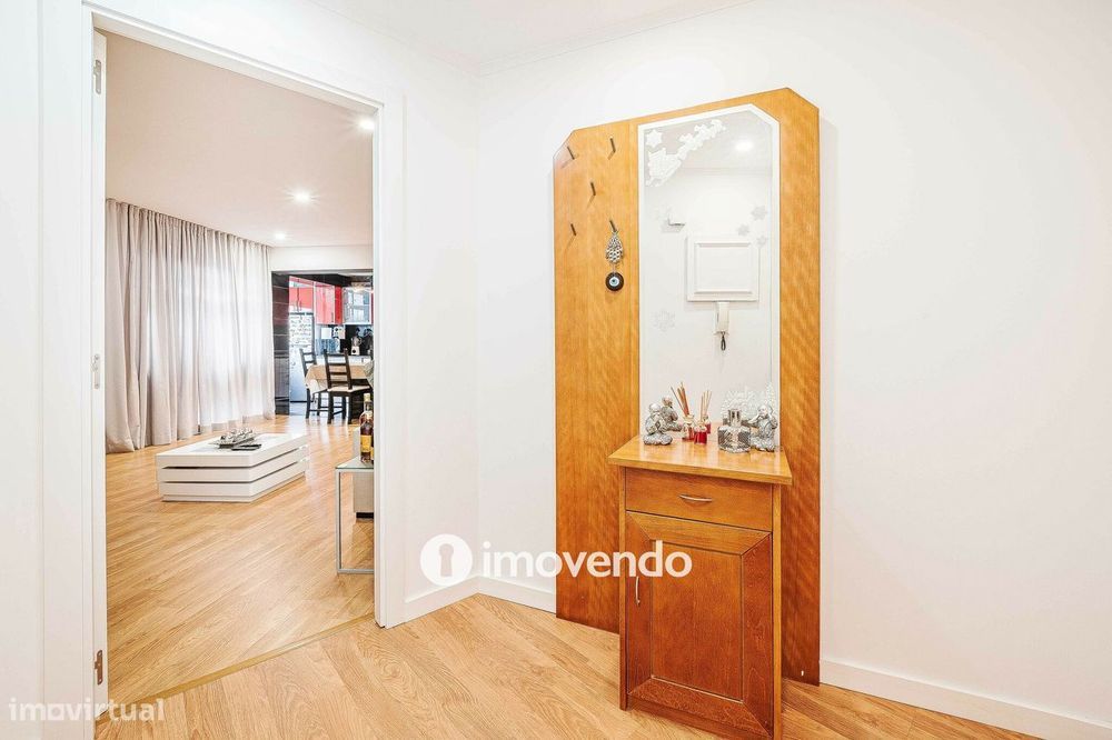 Apartamento T3+1, com áreas generosas, no Laranjeiro