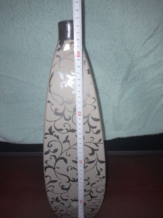 Duży dekoracyjny wazon ceramiczny.