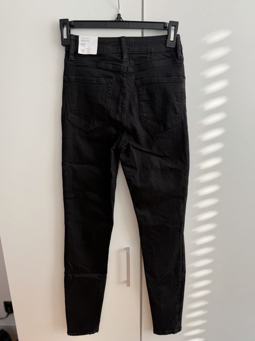 Czarne jeansy skinny Mango