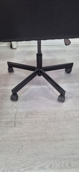 Cadeira escritorio giratória preta em murum pele do Ikea usada