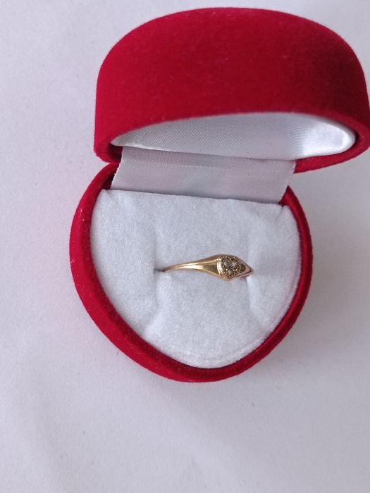 Złoty pierścionek serduszko