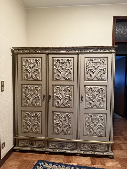 Roupeiro em madeira maçica