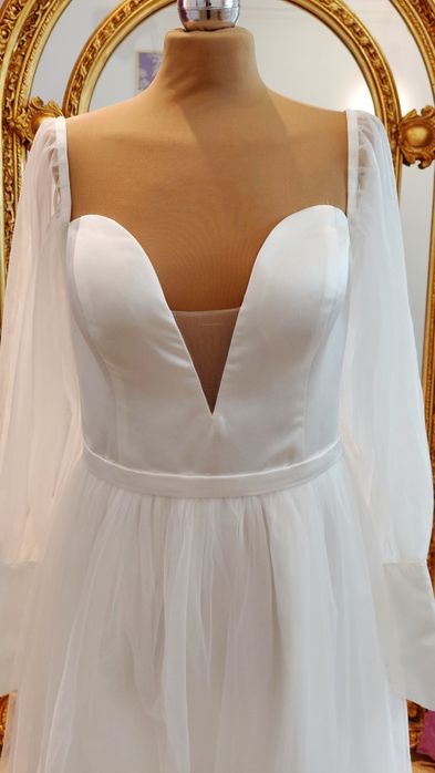 Suknia ślubna z długimi pufiastymi rękawami r. 42